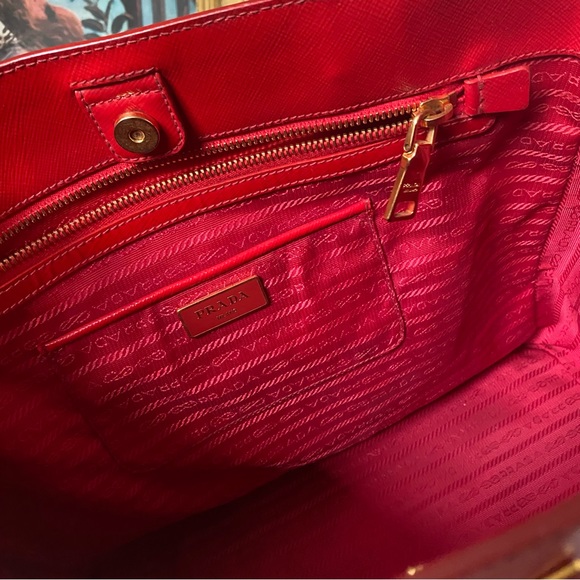 🍒PRADA🍒 Gardener saffiano vernice rosso cherry red gold patent large tote bag - Picture 7 of 16